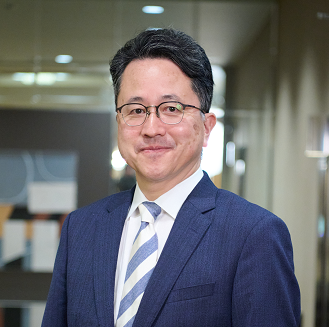横山 隆介氏の顔写真